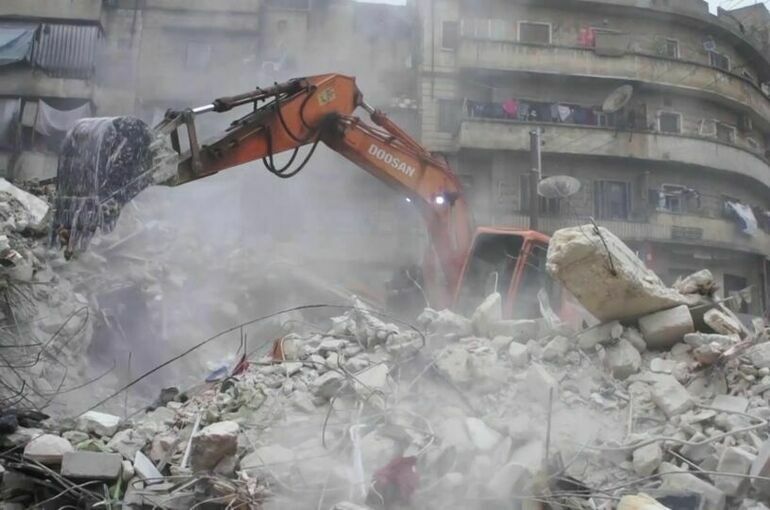 Спасатели МЧС РФ в Сирии вытащили из-под обломков здания девятилетнюю девочку