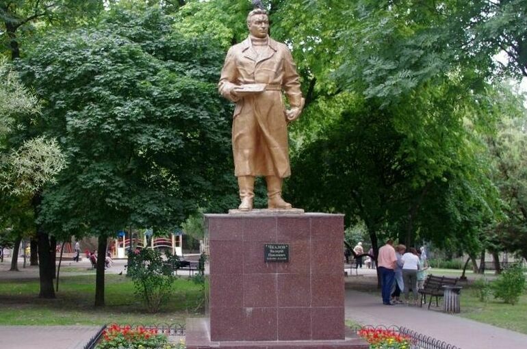 В Киеве начали демонтаж памятника летчику Валерию Чкалову