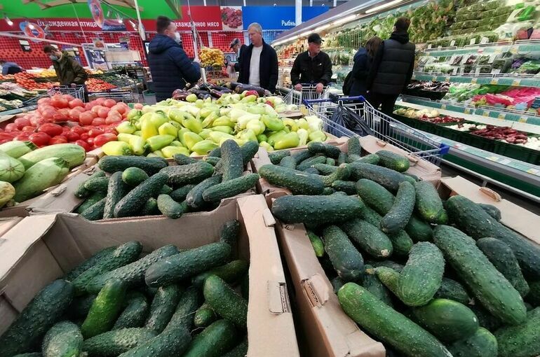 В России за неделю больше всего выросли цены на огурцы, лук и помидоры