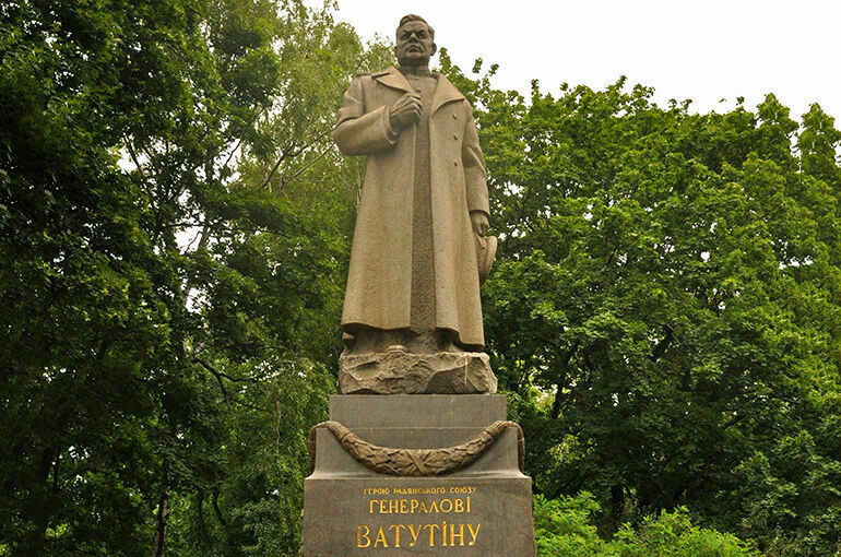 В Киеве начали демонтировать памятник советскому генералу Ватутину