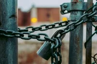 В Петербурге закрыли для посещения сады и парки