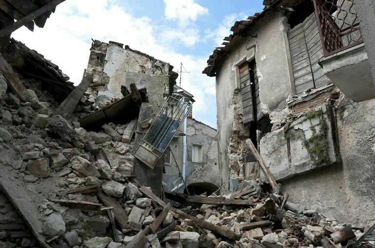 Группу россиян из 39 человек эвакуировали из зоны землетрясения в Турции