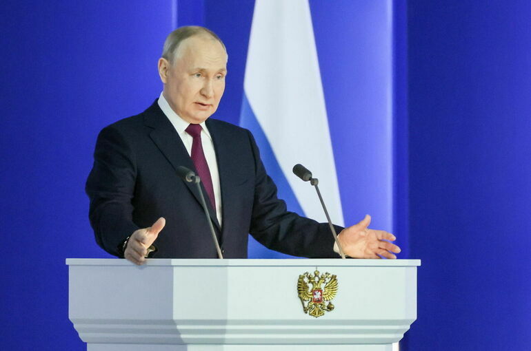Путин: Запад не жалеет денег на смуту в других регионах мира