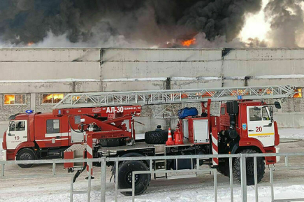 В Красноярске загорелся склад на площади 12,5 тысячи квадратных метров