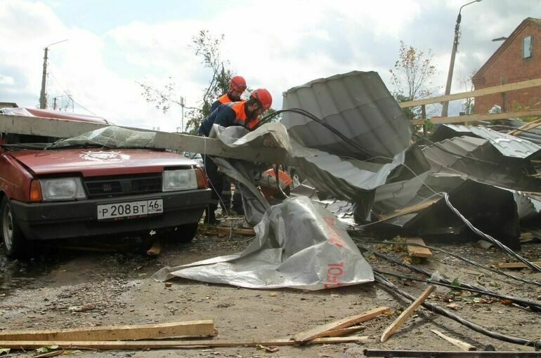 Путин поручил оценить ущерб от урагана в Курской области