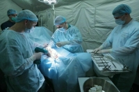 Раненых бойцов спасут профессора военной хирургии