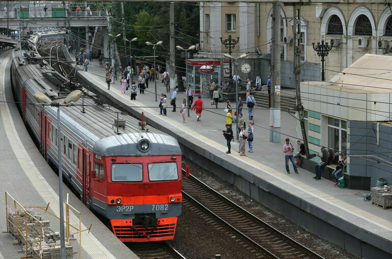Летом школьники смогут ездить на поездах за полцены