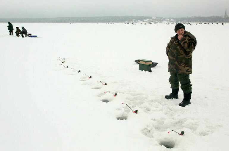 На Сахалине спасают 18 рыбаков на оторвавшейся льдине