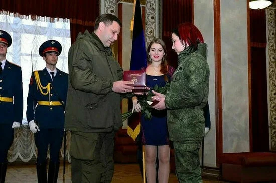 В 2016 году глава ДНР Александр Захарченко вручил Екатерине Панфиловой
«Золотую Звезду» Героя Донецкой Народной Республики.