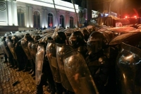 В Тбилиси в ходе акции протеста у здания парламента задержали 66 человек