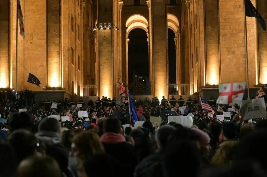 Участники акции протеста у здания парламента Грузии на проспекте Руставели в центре Тбилиси.

