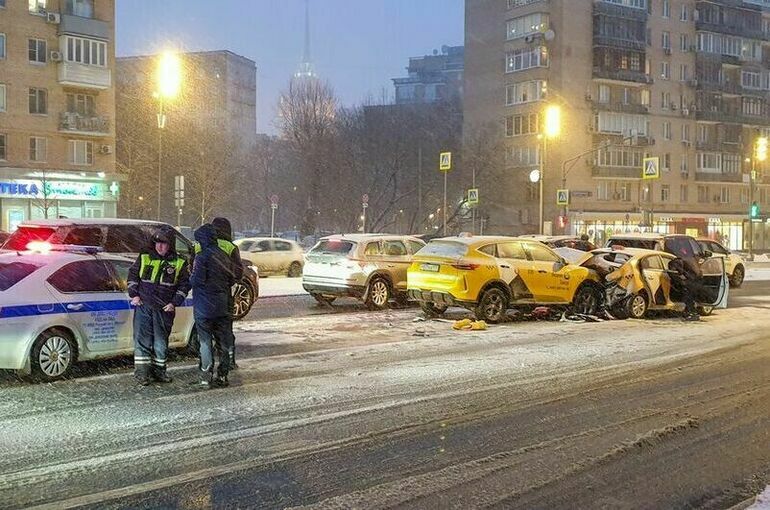 Три машины столкнулись в Москве из-за попавшей под педаль бутылки воды
