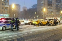 Три машины столкнулись в Москве из-за попавшей под педаль бутылки воды