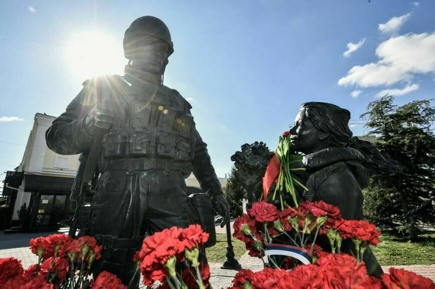 Памятник «Вежливым людям» в Симферополе