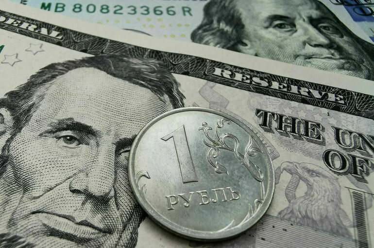 В ходе торгов на Мосбирже доллар поднялся выше 77 рублей