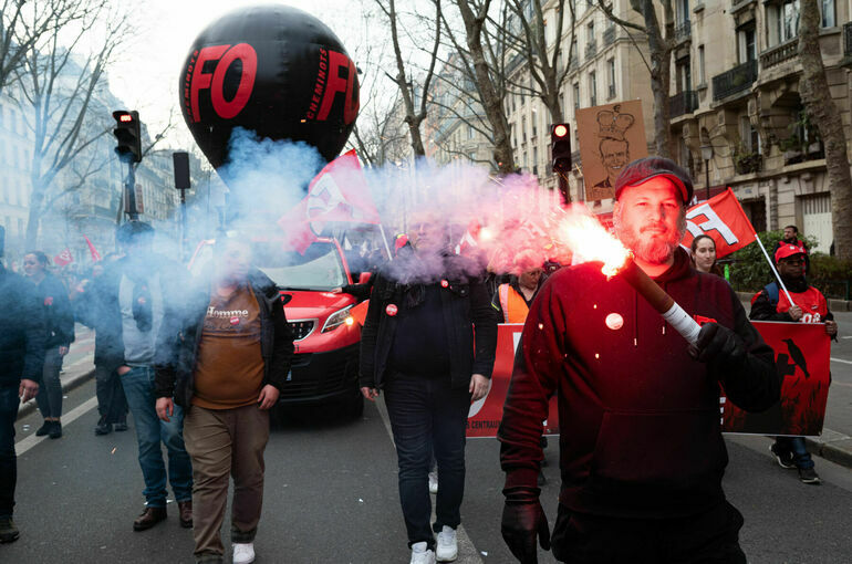 В Париже задержали более 120 протестующих против пенсионной реформы