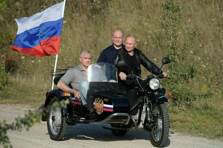 Путин за рулем приехал в Севастополь на годовщину воссоединения Крыма с РФ