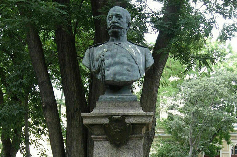 В посольстве РФ возмутились осквернением памятника графу Игнатьеву