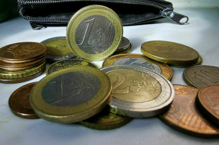 Евро на Мосбирже впервые с 21 апреля поднялся выше 83 рублей