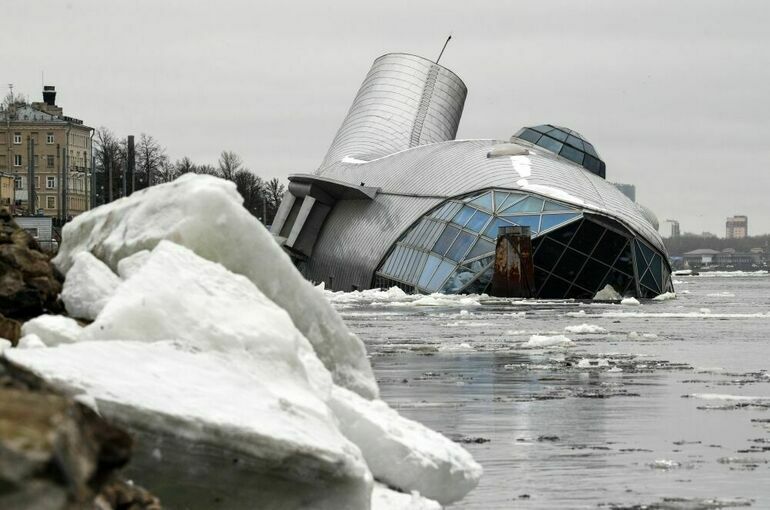 Владелец тонущего в Неве «Серебряного кита» назвал возможную причину инцидента