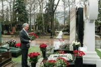 Володин возложил цветы к памятнику режиссеру Говорухину