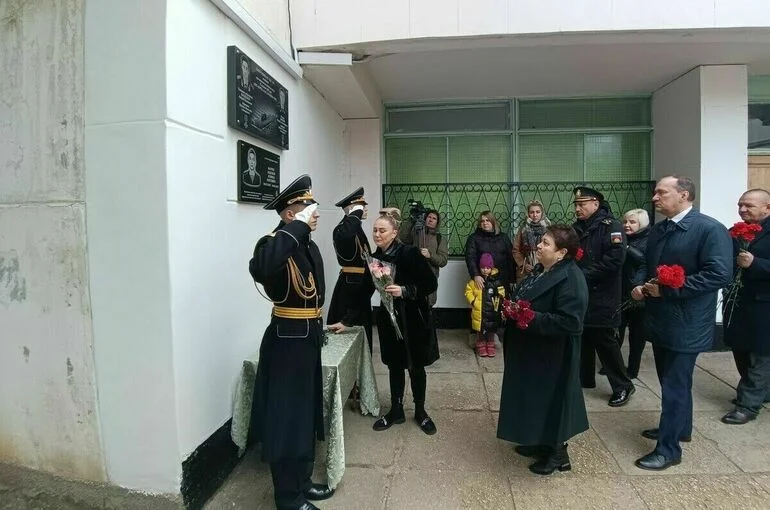 В Севастополе открыли мемориальную доску участнику СВО Леониду Абдокову