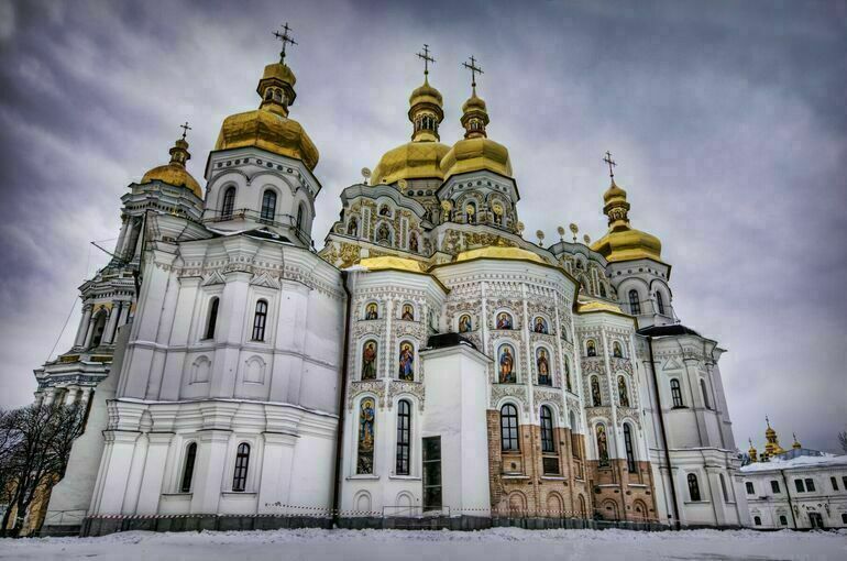 В одном из корпусов Киево-Печерской лавры заперли монахов