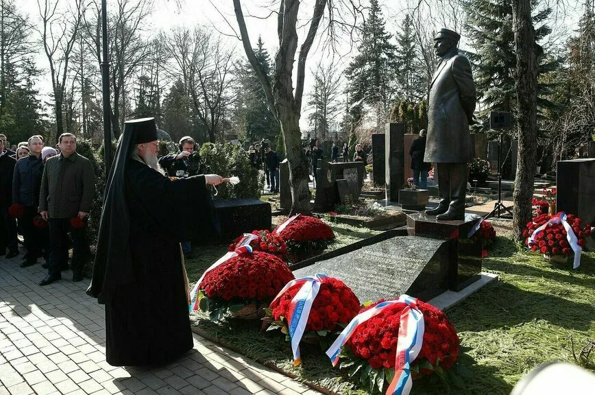 На Новодевичьем кладбище открыли памятник Владимиру Жириновскому
