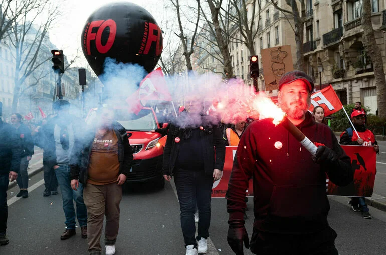 В Париже на марше против пенсионной реформы задержаны десятки человек
