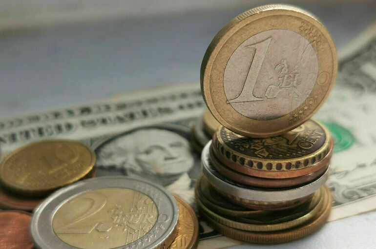 Курс евро на Мосбирже впервые за год превысил 91 рубль