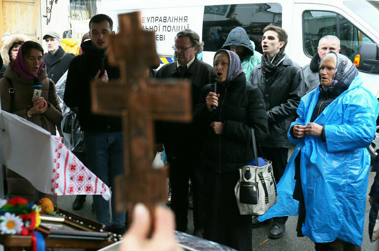 Прихожан УПЦ попытались прогнать из Киево-Печерской лавры