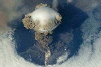 На Курилах вулкан Эбеко выбросил пепел на высоту 3,5 км