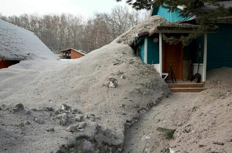 На Камчатке начали расчищать дороги после извержения вулкана Шивелуч