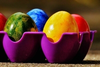 В Роспотребнадзоре посоветовали мыть яйца с мылом перед покраской на Пасху