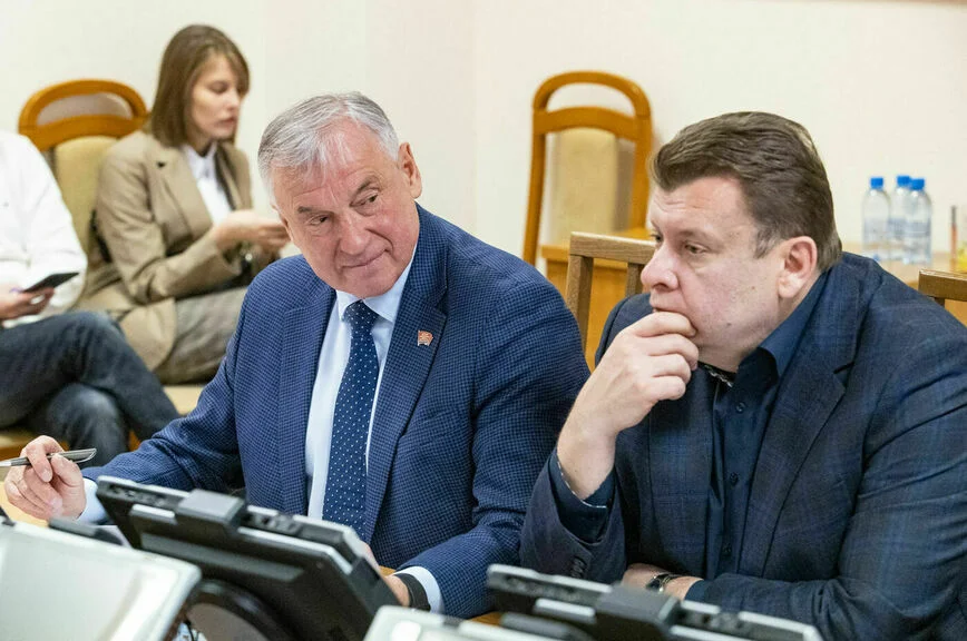 Депутат Заксобрания Юрий Захаринский (слева) спросил: выгодно ли региону участие в этом проекте?