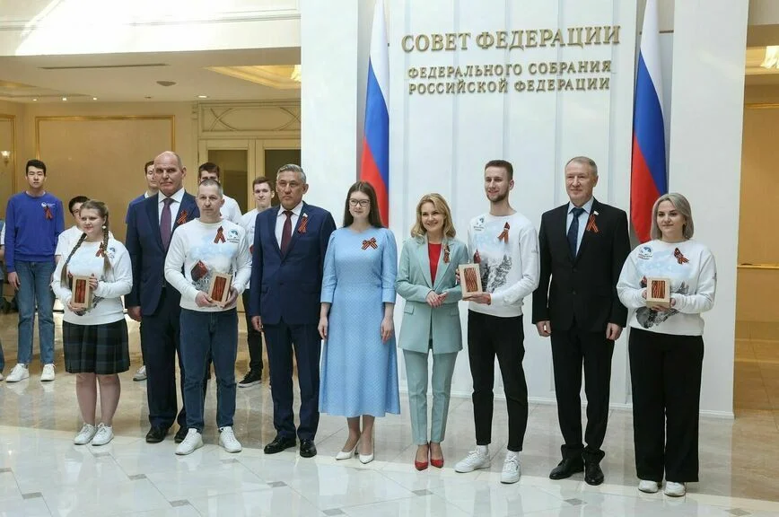 В России начали раздавать георгиевские ленточки 