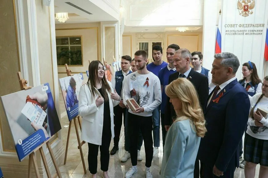 В России начали раздавать георгиевские ленточки 