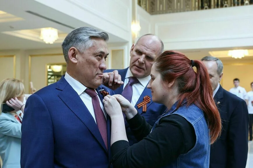 В России начали раздавать георгиевские ленточки 