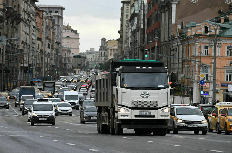 Водителей грузовиков обяжут получать разрешения на перевоз большого груза