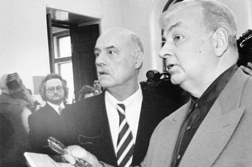 На довыборах в Госдуму в декабре 2005-го депутатом в очередной раз был избран
известный кинорежиссер Станислав Говорухин (слева), вошедший в Комитет по культуре.
На фото: с коллегой по творческому цеху актером Михаилом Державиным.