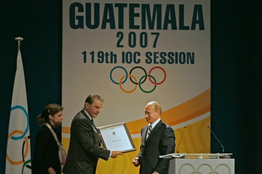 4 июля 2007 года. Глава МОК Жак Рогге и Президент России Владимир Путин (слева
направо) на финальной презентации Сочи – города-кандидата на проведение
XXII зимних Олимпийских игр 2014 года.