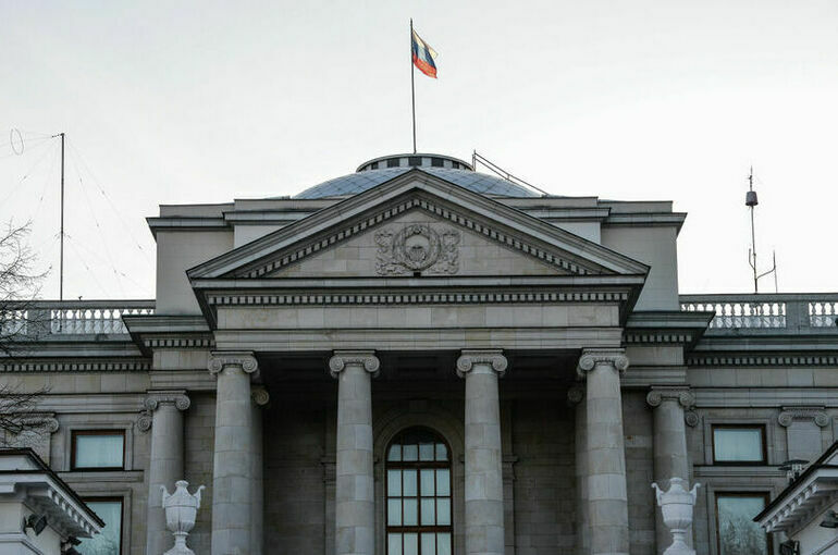 Посольство РФ заявит протест на захват здания российской школы в Варшаве