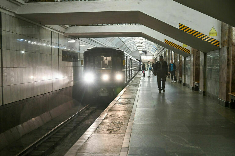 В Москве мужчине дали 7 суток ареста за попытку покурить в тоннеле метро
