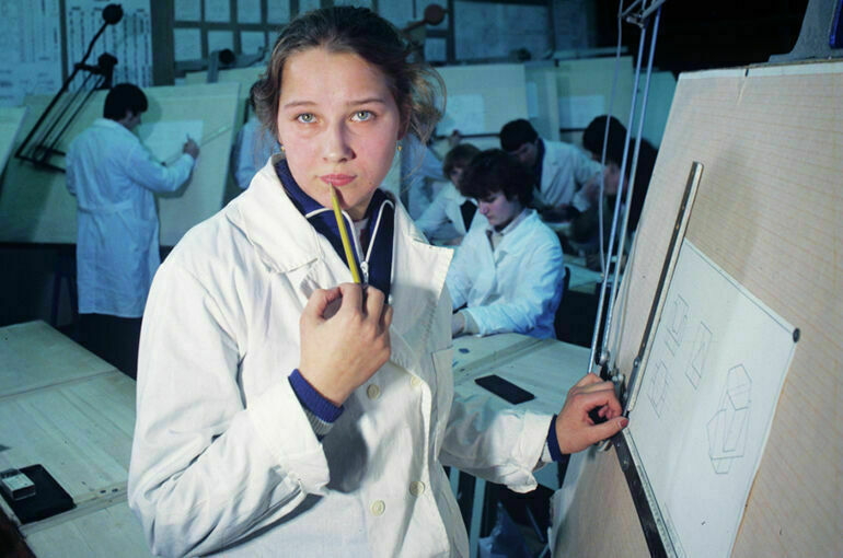 Школьников хотят отправить за готовальнями