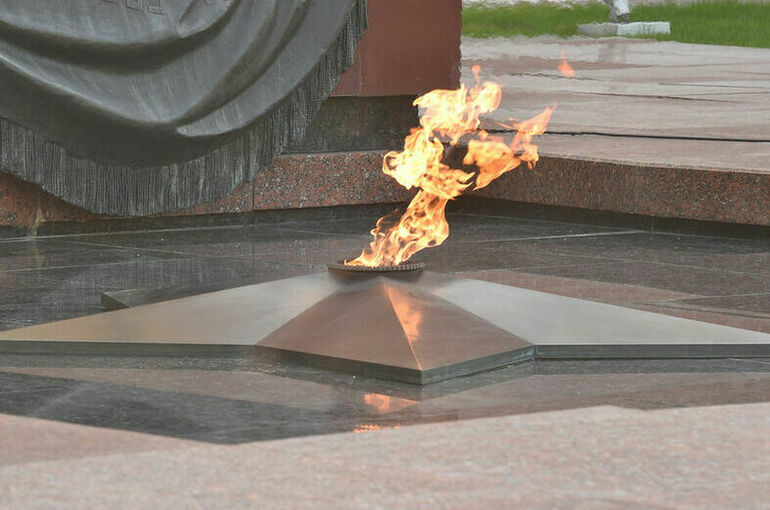 В Киеве люди несут цветы в парк Славы к Вечному огню