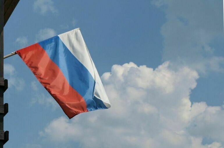 В Петербурге 9 мая облили краской вывешенный на здании флаг России
