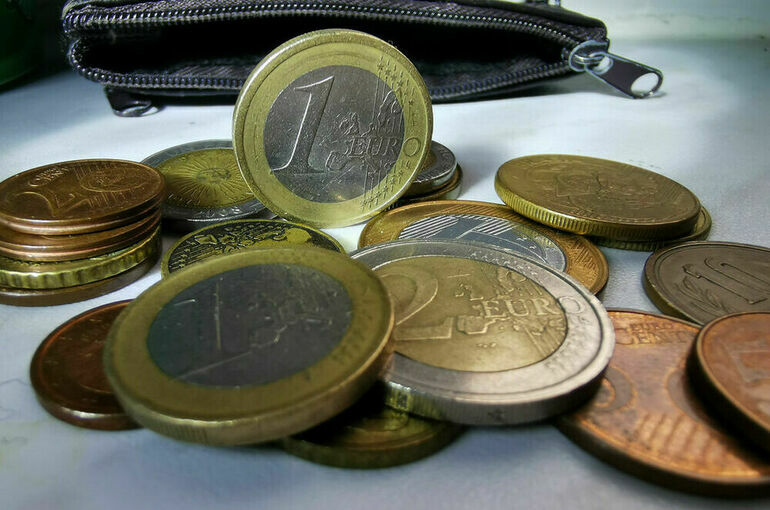 Курс евро на Мосбирже опустился ниже 83 рублей впервые с начала апреля