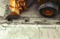 В Курской области беспилотник ВСУ сбросил взрывчатку на экскаватор