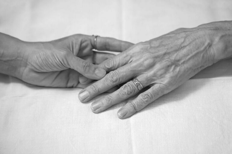 В Португалии с четвертой попытки приняли закон об эвтаназии