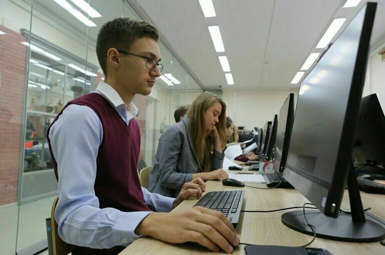 «Аврора» нацелилась на российские школы